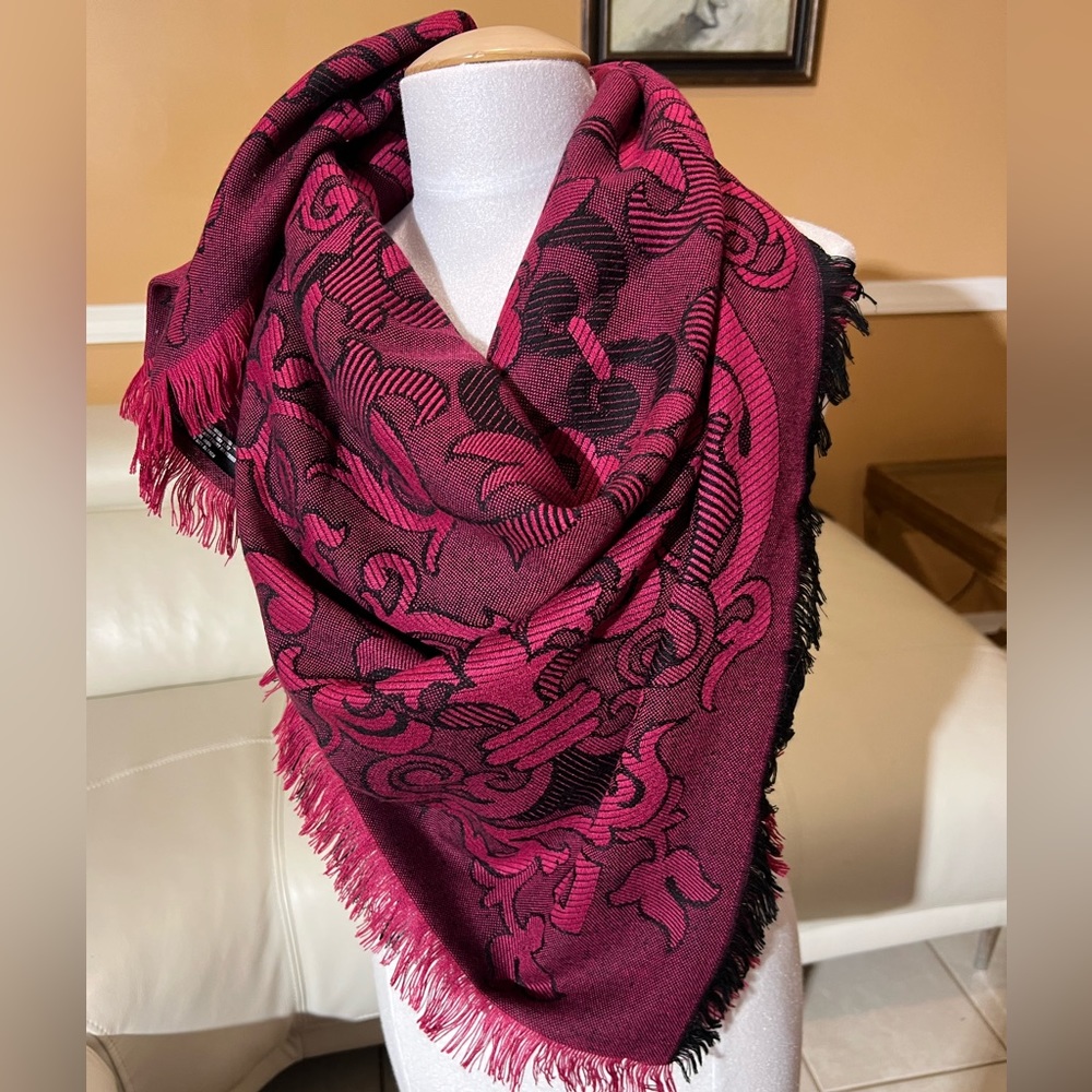 Specialty House 100% acrylic scarf made in France 44 X 44